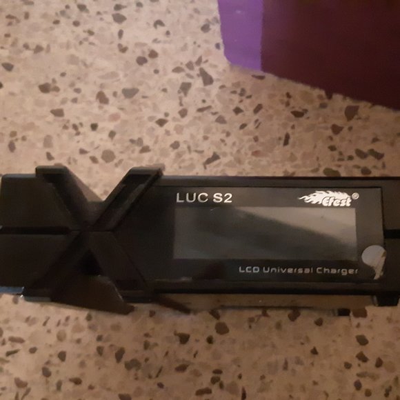 eFest LUC S2 LCD Universal Charger - Picture 2 of 9
